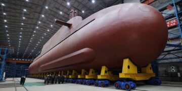 کره شمالی از زیردریایی هسته‌ای ۸۷۰۰ تنی خود رونمایی کرد