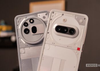 نمای پشت دو مدل گوشی ناتینگ با طراحی شفاف؛ یکی با ماژول دوربین دایره‌ای بزرگ و دیگری با دوربین دوگانه افقی.