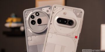 نمای پشت دو مدل گوشی ناتینگ با طراحی شفاف؛ یکی با ماژول دوربین دایره‌ای بزرگ و دیگری با دوربین دوگانه افقی.