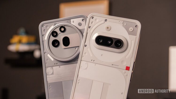 نمای پشت دو مدل گوشی ناتینگ با طراحی شفاف؛ یکی با ماژول دوربین دایره‌ای بزرگ و دیگری با دوربین دوگانه افقی.