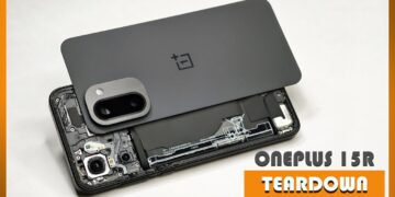 نمای داخلی و اجزای سخت‌افزاری گوشی OnePlus 15R در حین فرآیند کالبدشکافی.