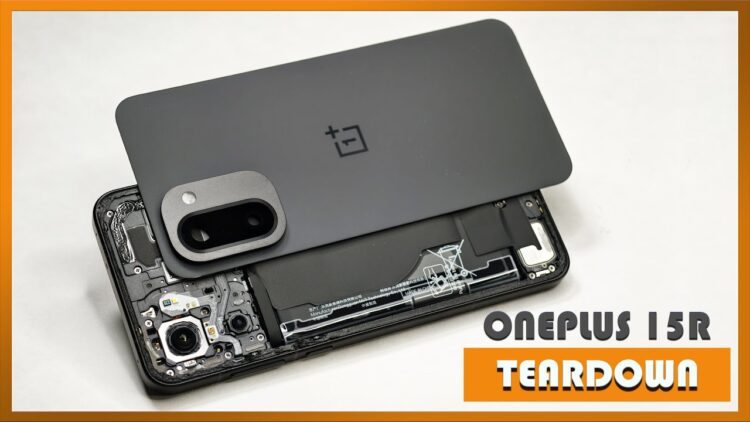نمای داخلی و اجزای سخت‌افزاری گوشی OnePlus 15R در حین فرآیند کالبدشکافی.