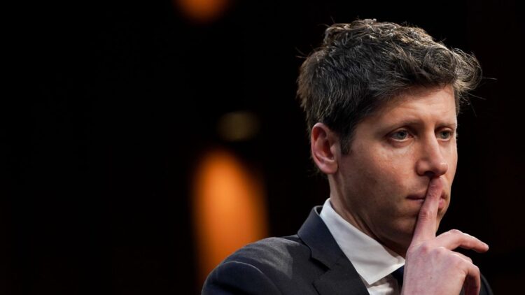 چهره سم آلتمن (مدیر OpenAI) با ژست سکوت و نگرانی در کنفرانس خبری.