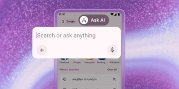 اسکرین‌شات از رابط کاربری مرورگر اپرا در اندروید که نوار جستجوی مرکزی و دکمه Ask AI (پرسش از هوش مصنوعی) را در بالای صفحه نشان می‌دهد.