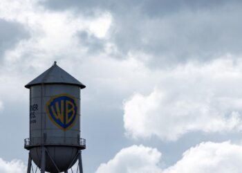 برج آب با لوگوی برادران وارنر (WB) در زیر آسمان ابری.