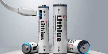 باتریهای قابل شارژ Portronics Lithius Cell با اندازههای AA و AAA که یک کابل USB-C در حال اتصال به یکی از آنها دیده میشود.