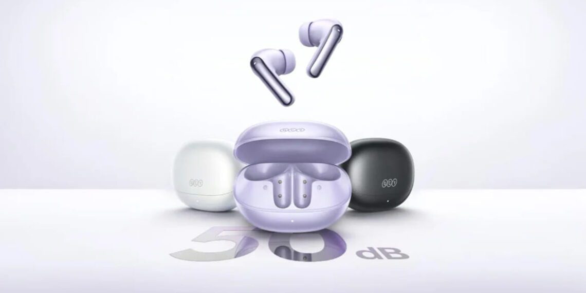 نمای تبلیغاتی هدفون بیسیم QCY MeloBuds N20 با کیس شارژ باز، نمایش ایربادها در حال معلق، سه گزینه رنگبندی و اشاره به کاهش نویز فعال تا ۵۰ دسیبل در پسزمینه مینیمال سفید