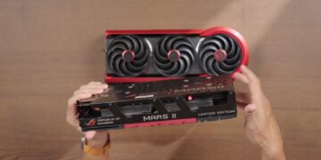کارت گرافیک ROG Matrix با طراحی مشکی و قرمز، مجهز به سیستم خنک‌کننده سه‌فن، در حال نمایش از نمای بالا روی سطح چوبی