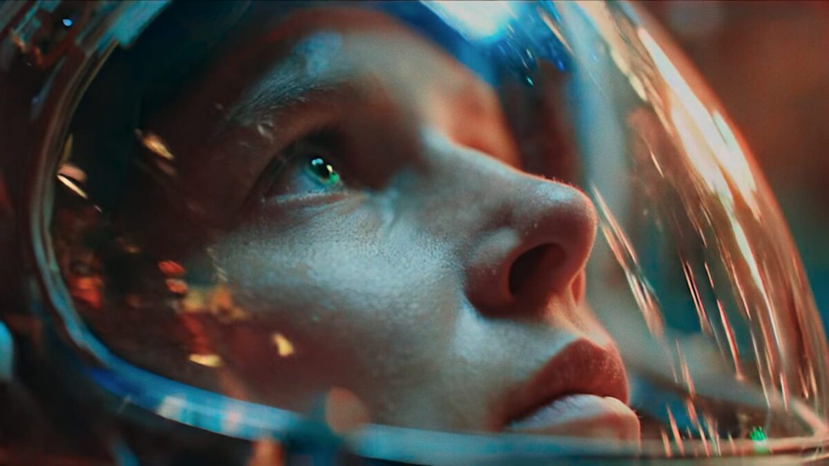 نمای سینمایی از سطح براق فلزی با بازتاب نورهای قرمز و آبی، تمرکز بر جزئیات انعکاس و درخشش سطح در محیطی علمیتخیلی یا صنعتی