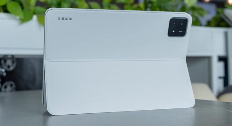 تصویری از پشت تبلت شیائومی پد SE8 در رنگ سفید تکیه داده شده روی پایه نگه‌دارنده