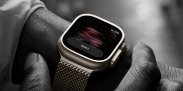 نمای نزدیک از اپل واچ اولترا روی مچ دست که رابط کاربری سیری (Siri) را نمایش میدهد.