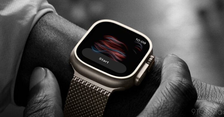 نمای نزدیک از اپل واچ اولترا روی مچ دست که رابط کاربری سیری (Siri) را نمایش میدهد.