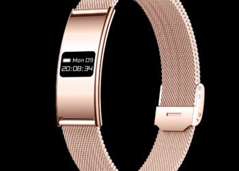 دستبند هوشمند فلزی ظریف با بند مشبک رزگلد و نمایشگر دیجیتال که زمان و تاریخ را نشان می‌دهد.