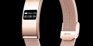 دستبند هوشمند فلزی ظریف با بند مشبک رزگلد و نمایشگر دیجیتال که زمان و تاریخ را نشان می‌دهد.