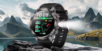 پوستر تبلیغاتی ساعت Rogbid در طبیعت که قابلیت چراغقوه جانبی و مسیریابی روی صفحه آن فعال است.