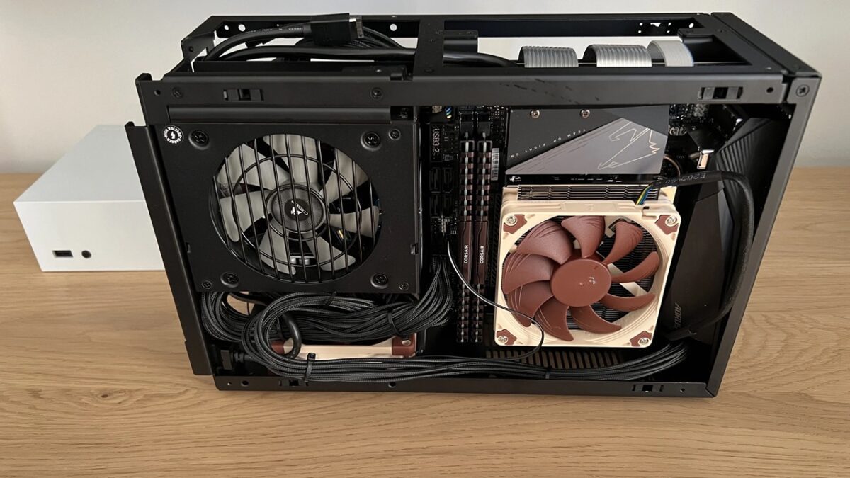 نصب واترکولینگ در بسیاری از مینی تاورها امکانپذیر است اما باید به محدودیتهای رادیاتور، محل قرارگیری پمپ و فضای لولهها توجه کرد؛