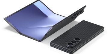 مدل سه‌بعدی گوشی سامسونگ Galaxy Z TriFold در دو حالت نیمه‌باز و بسته با بدنه طرح‌دار مشکی.