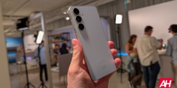 دست کاربر در حال نگه داشتن یک گوشی سامسونگ گلکسی با چیدمان دوربین سه‌گانه عمودی.