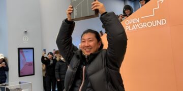 حضور بازدیدکنندگان در رویداد نمایش فناوری سامسونگ، در حال نمایش جعبه یک دستگاه تاشوی جدید مقابل غرفه رسمی با شعار OPEN PLAYGROUND