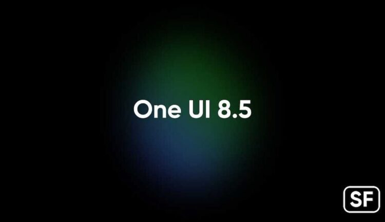 نوشته سفید رنگ One UI 8.5 در مرکز تصویر با پس‌زمینه تیره و هاله نورانی سبز و آبی.