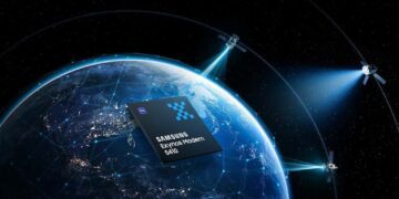 تصویر گرافیکی تراشه سامسونگ بر فراز کره زمین در حال برقراری ارتباط با ماهواره‌ها.