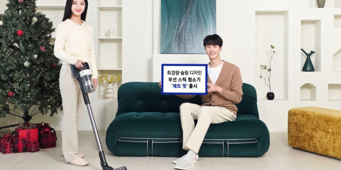 تصویر تبلیغاتی جاروبرقی سامسونگ Jet Fit در یک محیط خانه مدرن به همراه دو مدل خانم و آقا.