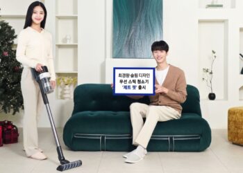 تصویر تبلیغاتی جاروبرقی سامسونگ Jet Fit در یک محیط خانه مدرن به همراه دو مدل خانم و آقا.