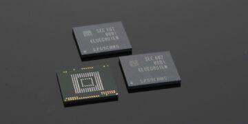 تصویر ماکرو از سه تراشه حافظه کوچک سامسونگ (با کد SEC) روی یک سطح بازتابنده مشکی.