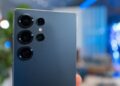 نمای نزدیک از پنل پشتی گوشی سامسونگ گلکسی اس ۲۴ اولترا با تمرکز بر چیدمان لنزهای دوربین.
