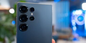 نمای نزدیک از پنل پشتی گوشی سامسونگ گلکسی اس ۲۴ اولترا با تمرکز بر چیدمان لنزهای دوربین.