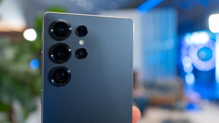 نمای نزدیک از پنل پشتی گوشی سامسونگ گلکسی اس ۲۴ اولترا با تمرکز بر چیدمان لنزهای دوربین.