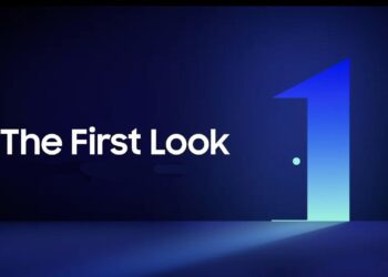 عنوان "The First Look" با یک در آبی نورانی به شکل عدد "۱".