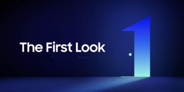 عنوان "The First Look" با یک در آبی نورانی به شکل عدد "۱".