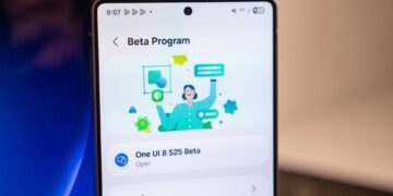 نمای نزدیک از صفحه نمایش گوشی سامسونگ که جزئیات ثبتنام در برنامه بتای One UI 8 را نمایش میدهد.