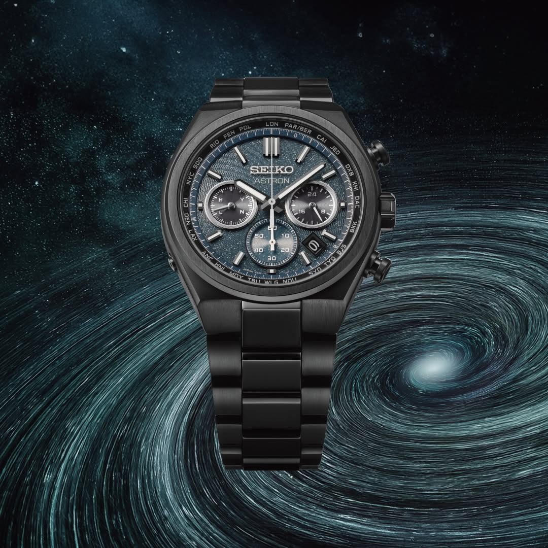 نمای نزدیک از ساعت مچی سیکو Astron GPS Solar با صفحه بافتدار آبی تیره و عقربههای نقرهای.