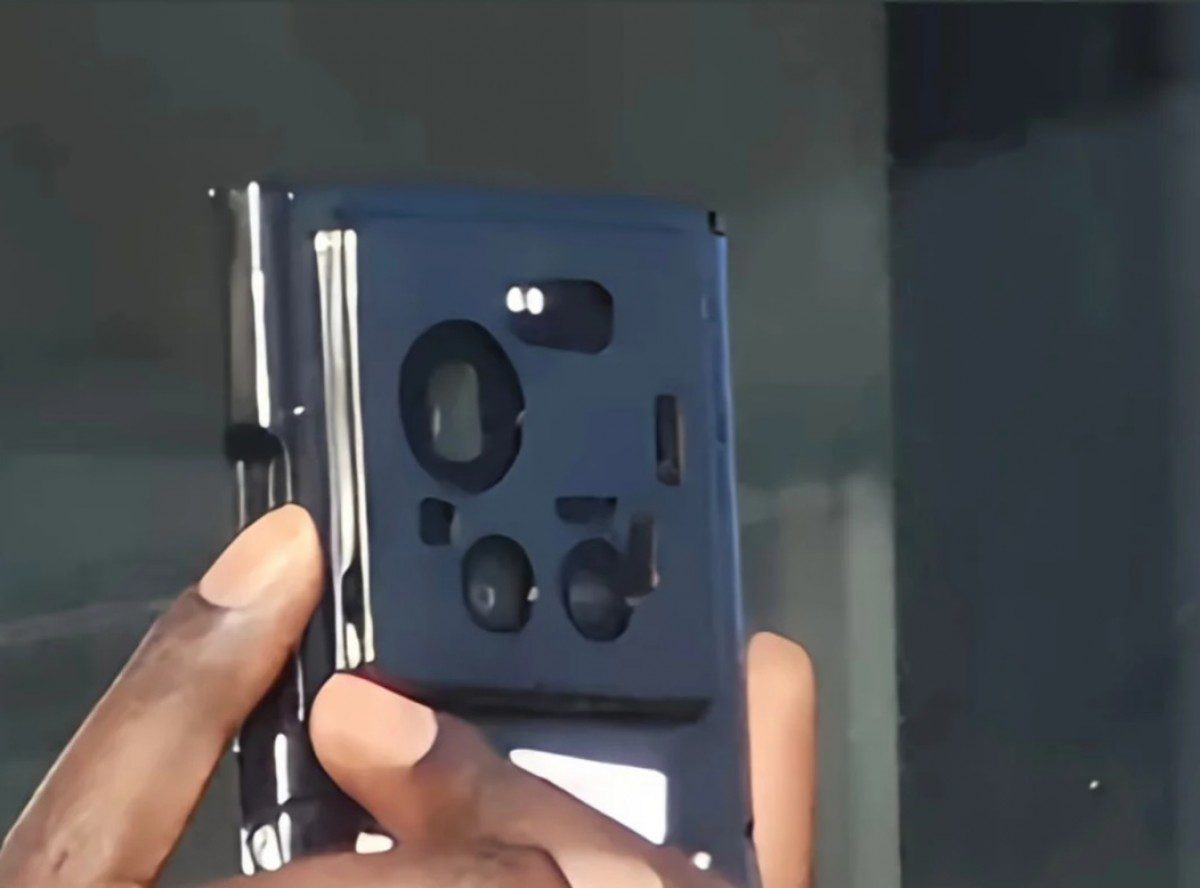 نمای بسیار نزدیک (کلوزآپ) از ماژول دوربین و لنزهای پشت گوشی که جزئیات قرارگیری آنها را درون قاب محافظ نشان میدهد.