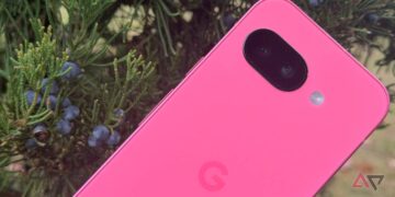 نمای نزدیک از دوربین دوگانه یک گوشی هوشمند صورتی رنگ.