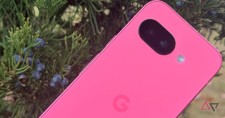 نمای نزدیک از دوربین دوگانه یک گوشی هوشمند صورتی رنگ.