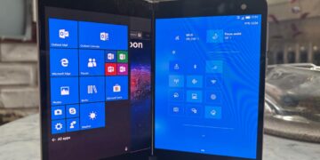 گوشی تاشو مایکروسافت سرفیس دوئو در حال اجرای سیستم‌عامل ویندوز ۱۰ با منوی استارت باز.