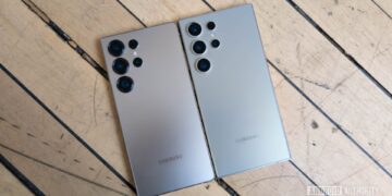 دو گوشی پرچمدار سامسونگ (سری Ultra) در کنار هم روی یک کف‌پوش چوبی.