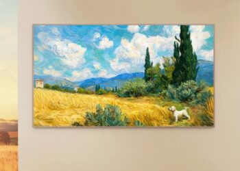 تلویزیون هنری TCL که نقاشی رنگ روغن از مزرعه گندم و یک سگ سفید را نمایش می‌دهد.