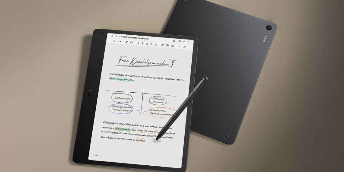 تبلت TCL Note A1 با نمایشگر مات NxtPaper و قلم استایلوس در حال نمایش یادداشت‌های دست‌نویس.