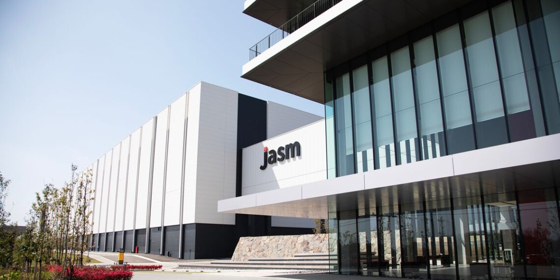 نمای بیرونی ساختمان مدرن کارخانه JASM (تولید نیمههادی پیشرفته ژاپن) متعلق به TSMC.