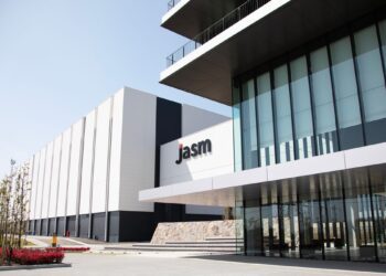 نمای بیرونی ساختمان مدرن کارخانه JASM (تولید نیمه‌هادی پیشرفته ژاپن) متعلق به TSMC.