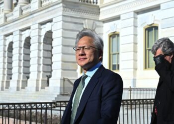 ینسن هوانگ، مدیرعامل انویدیا، در حال قدم زدن در محوطه بیرونی یک ساختمان دولتی (احتمالاً کنگره آمریکا)