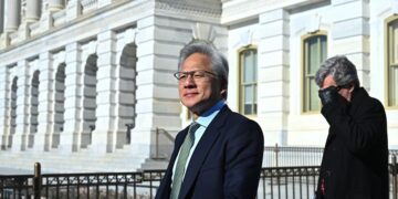 ینسن هوانگ، مدیرعامل انویدیا، در حال قدم زدن در محوطه بیرونی یک ساختمان دولتی (احتمالاً کنگره آمریکا)