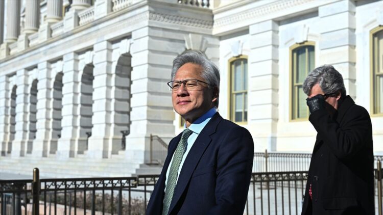 ینسن هوانگ، مدیرعامل انویدیا، در حال قدم زدن در محوطه بیرونی یک ساختمان دولتی (احتمالاً کنگره آمریکا)