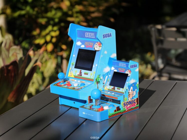 دو مدل کوچک و بزرگ کنسول آرکید رومیزی سونیک در فضای باز.