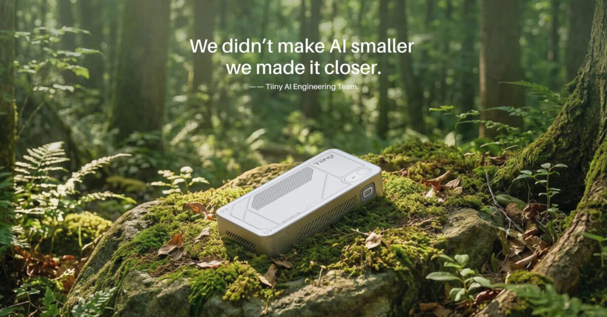 مینی کامپیوتر Tiiny AI در محیط طبیعت با شعار تبلیغاتی درباره نزدیکتر کردن هوش مصنوعی.