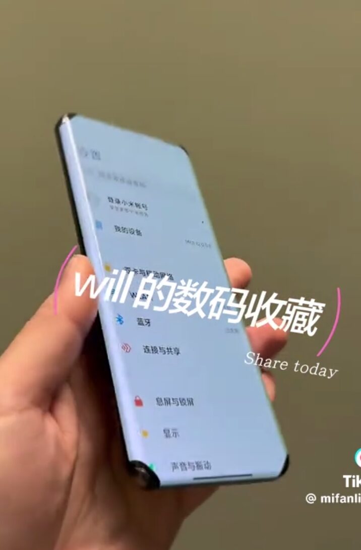 نمای زاویه‌دار از یک گوشی با لبه‌های بسیار خمیده (آبشاری) در حال نمایش منوی تنظیمات.